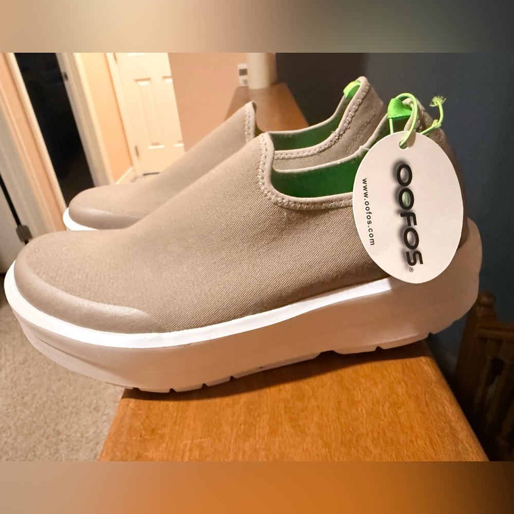 OOFOS Women’s OOmega eeZee Low Shoe Slip On Sneakers.  NWT